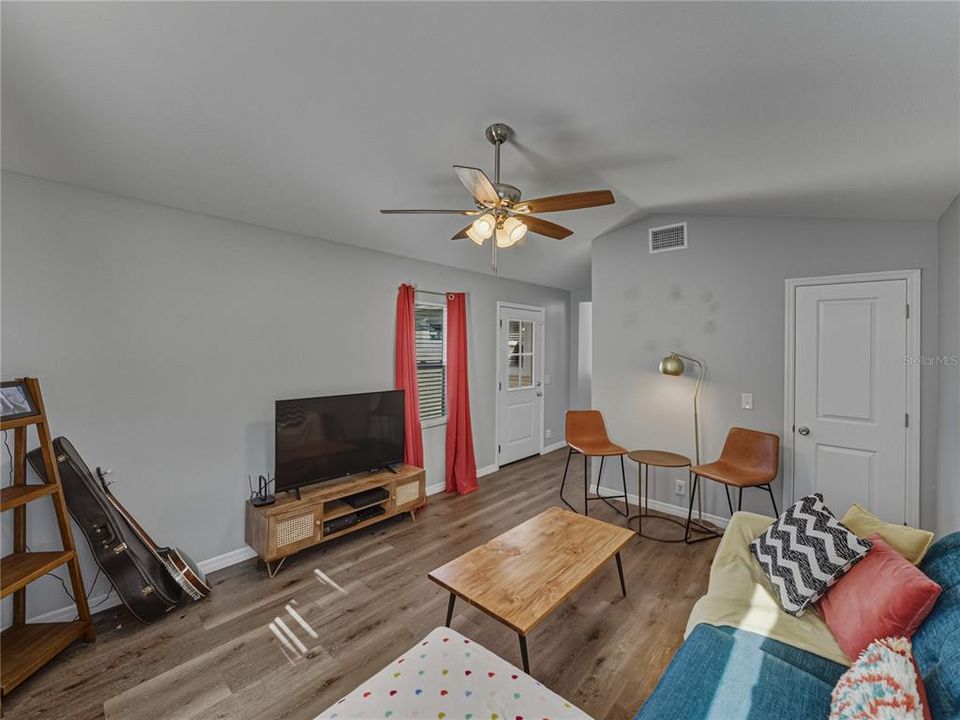 For Sale: $234,900 (2 beds, 1 baths, 840 Square Feet)