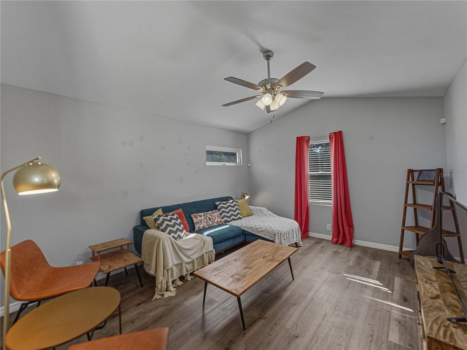 For Sale: $234,900 (2 beds, 1 baths, 840 Square Feet)