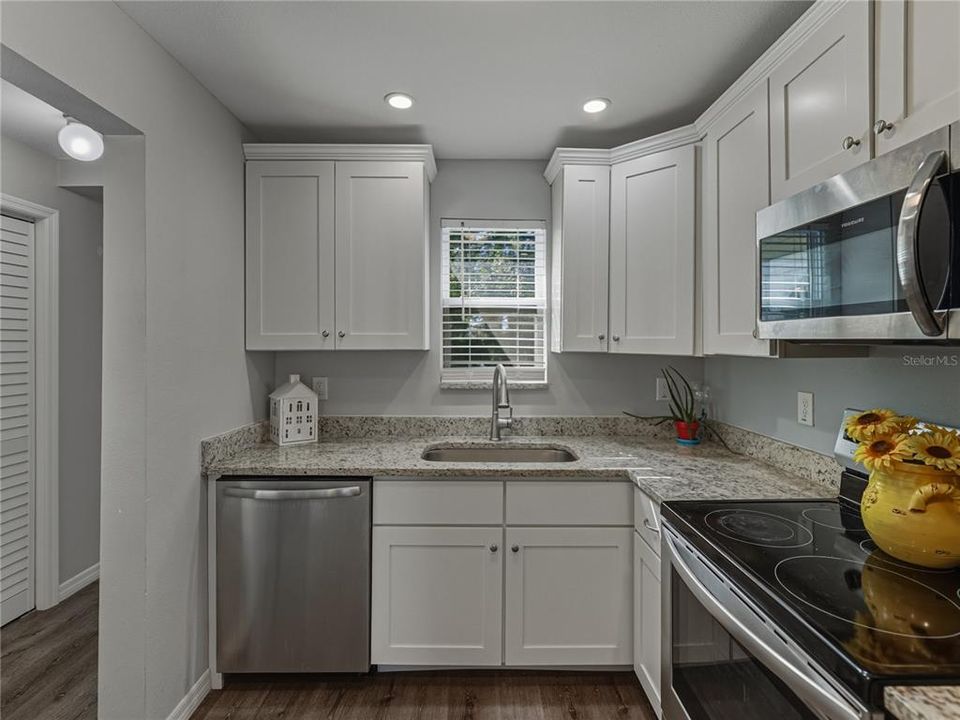 For Sale: $234,900 (2 beds, 1 baths, 840 Square Feet)