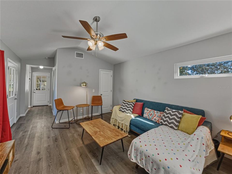 For Sale: $234,900 (2 beds, 1 baths, 840 Square Feet)