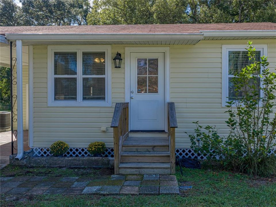 For Sale: $234,900 (2 beds, 1 baths, 840 Square Feet)