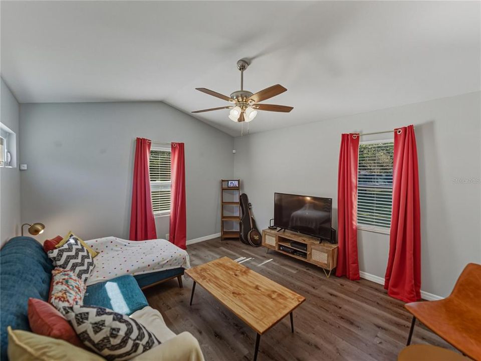 For Sale: $234,900 (2 beds, 1 baths, 840 Square Feet)