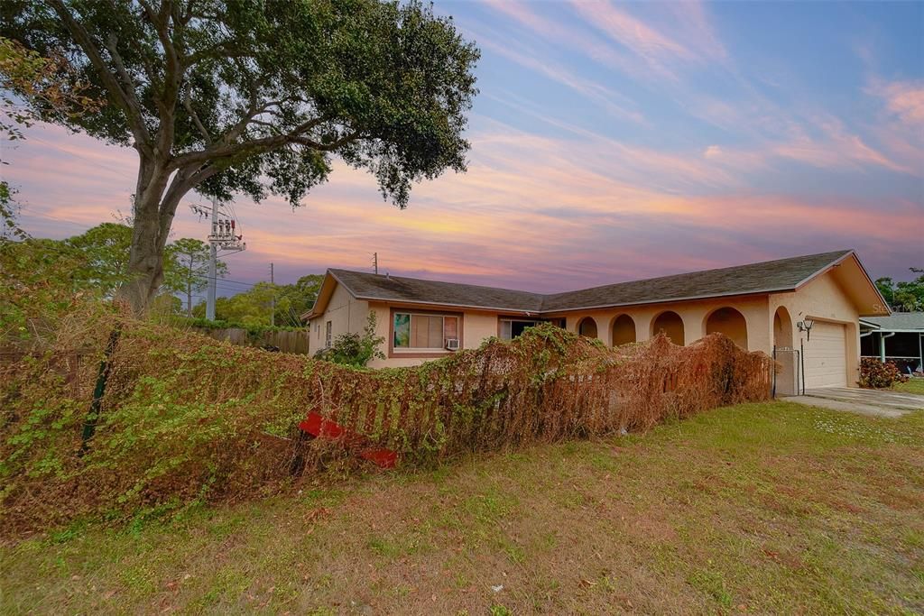 合同活跃: $350,000 (4 贝兹, 3 浴室, 2004 平方英尺)