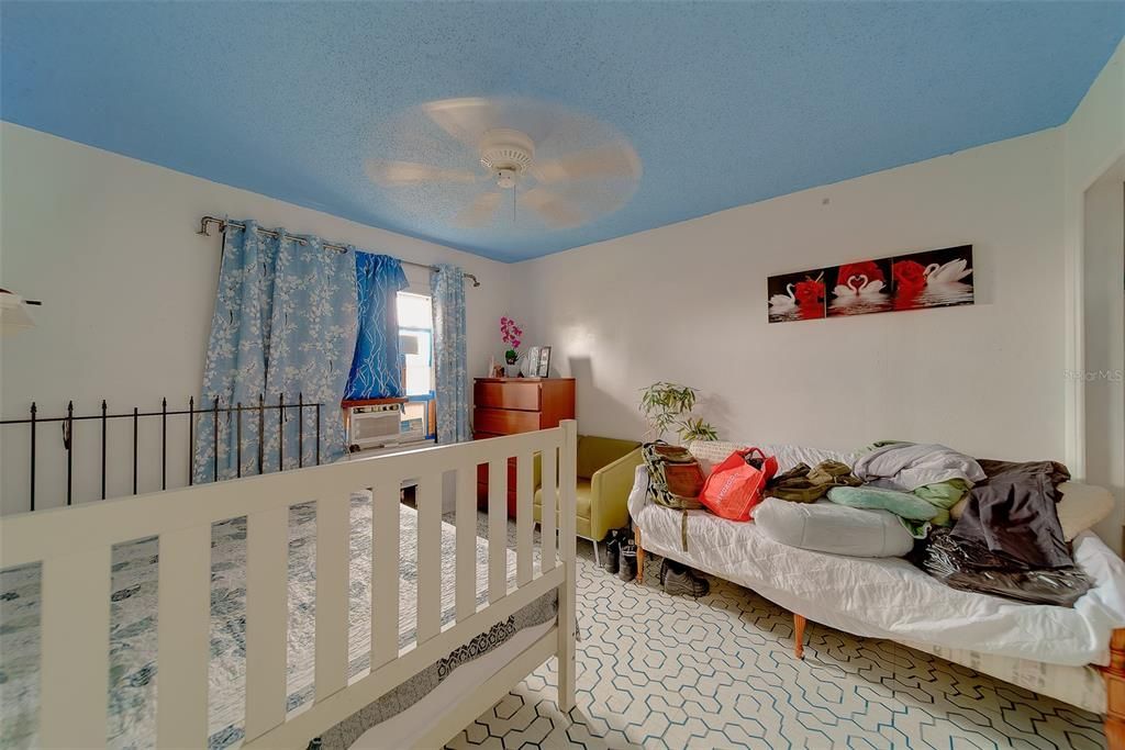 合同活跃: $350,000 (4 贝兹, 3 浴室, 2004 平方英尺)