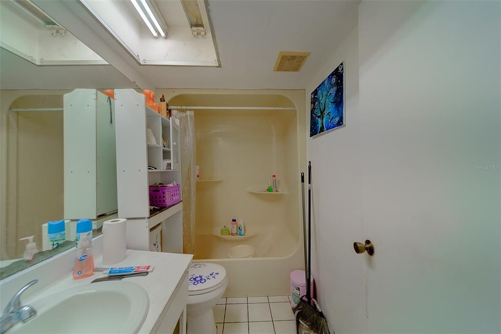 合同活跃: $350,000 (4 贝兹, 3 浴室, 2004 平方英尺)