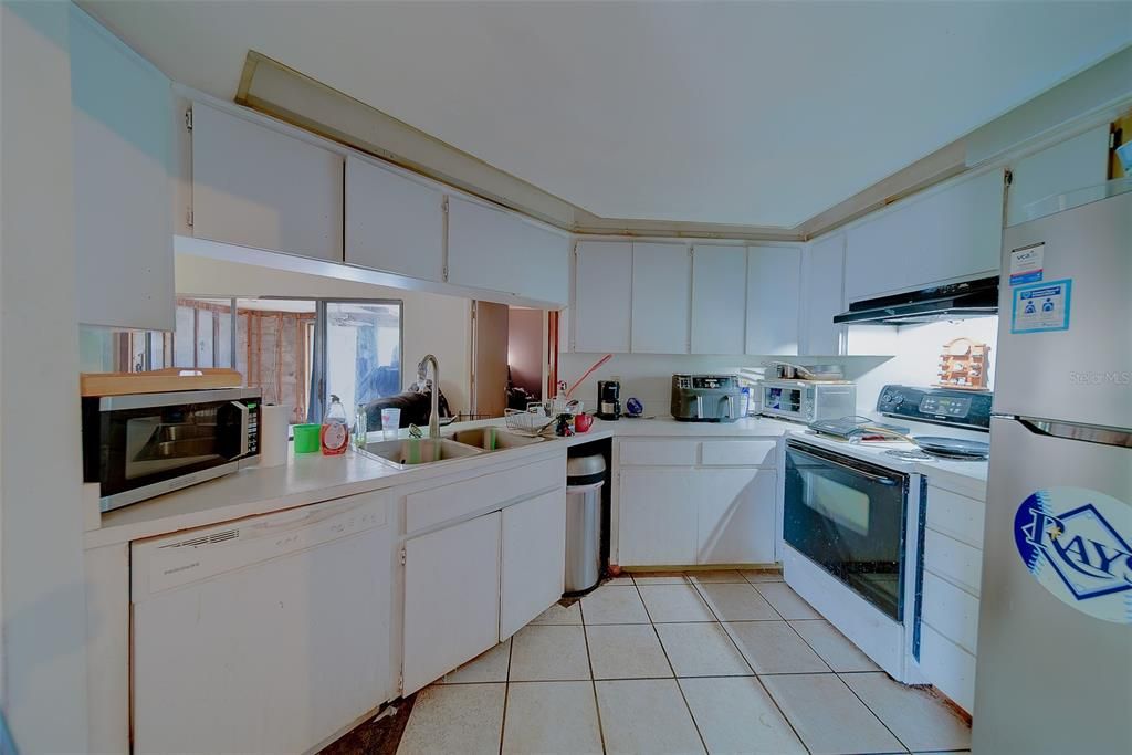 合同活跃: $350,000 (4 贝兹, 3 浴室, 2004 平方英尺)