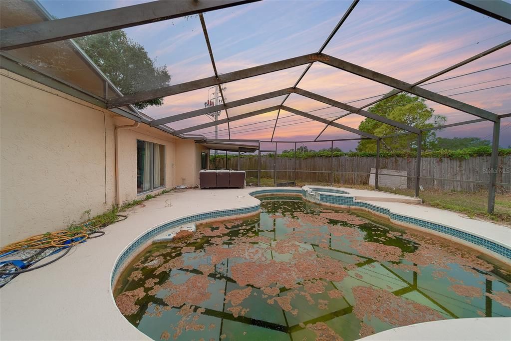 合同活跃: $350,000 (4 贝兹, 3 浴室, 2004 平方英尺)