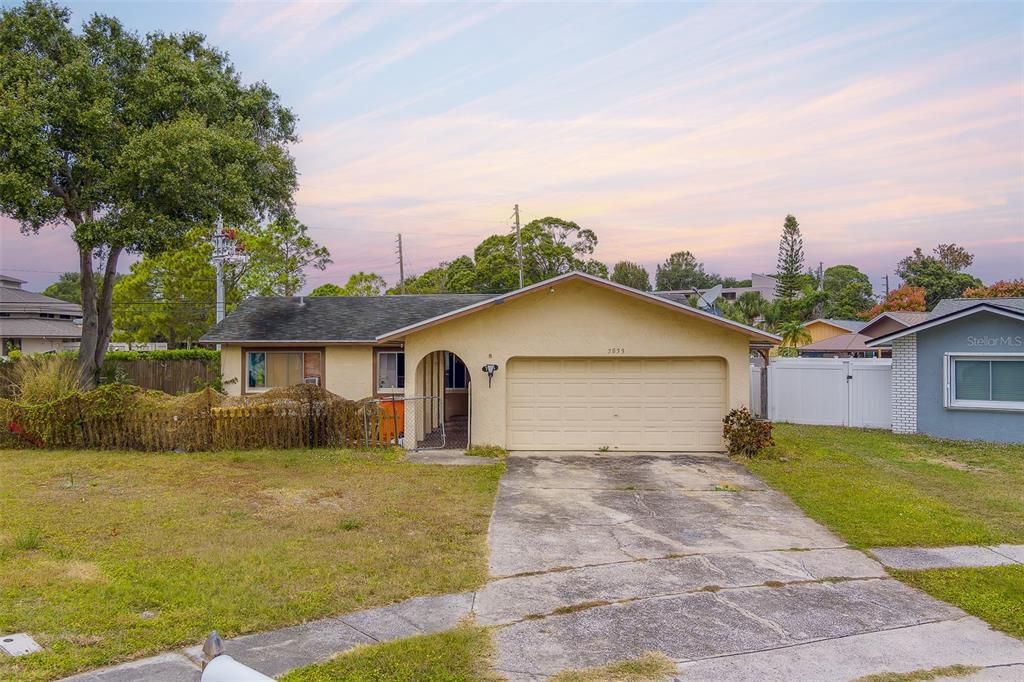 合同活跃: $350,000 (4 贝兹, 3 浴室, 2004 平方英尺)