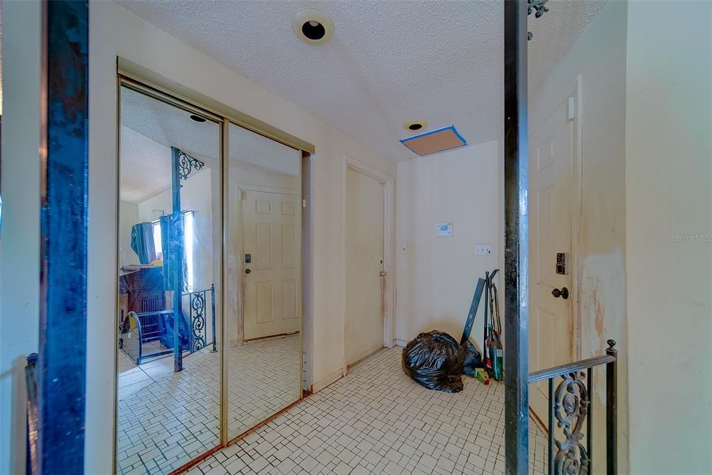 合同活跃: $350,000 (4 贝兹, 3 浴室, 2004 平方英尺)