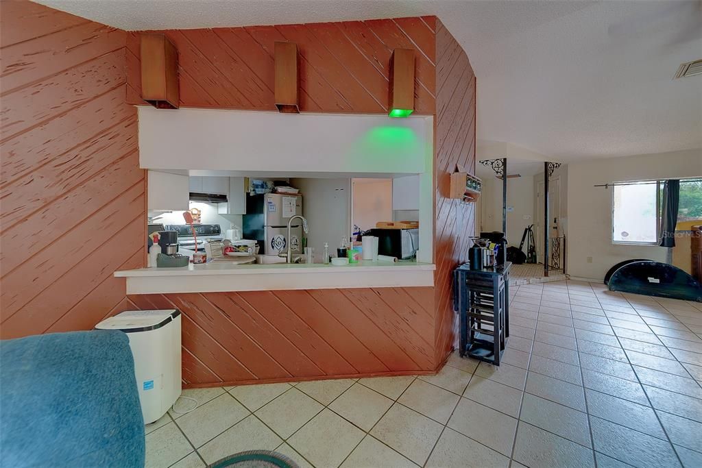 合同活跃: $350,000 (4 贝兹, 3 浴室, 2004 平方英尺)