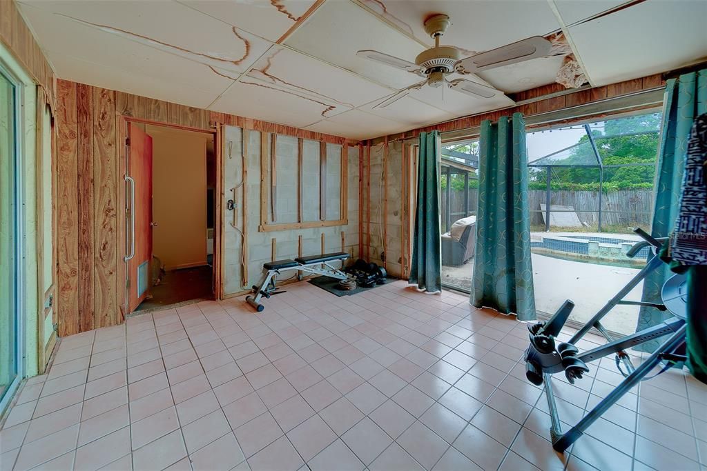 合同活跃: $350,000 (4 贝兹, 3 浴室, 2004 平方英尺)