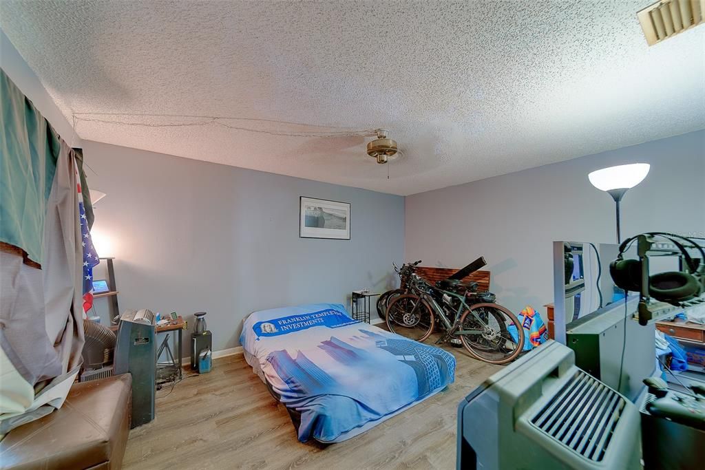 合同活跃: $350,000 (4 贝兹, 3 浴室, 2004 平方英尺)