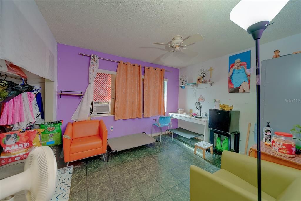 合同活跃: $350,000 (4 贝兹, 3 浴室, 2004 平方英尺)