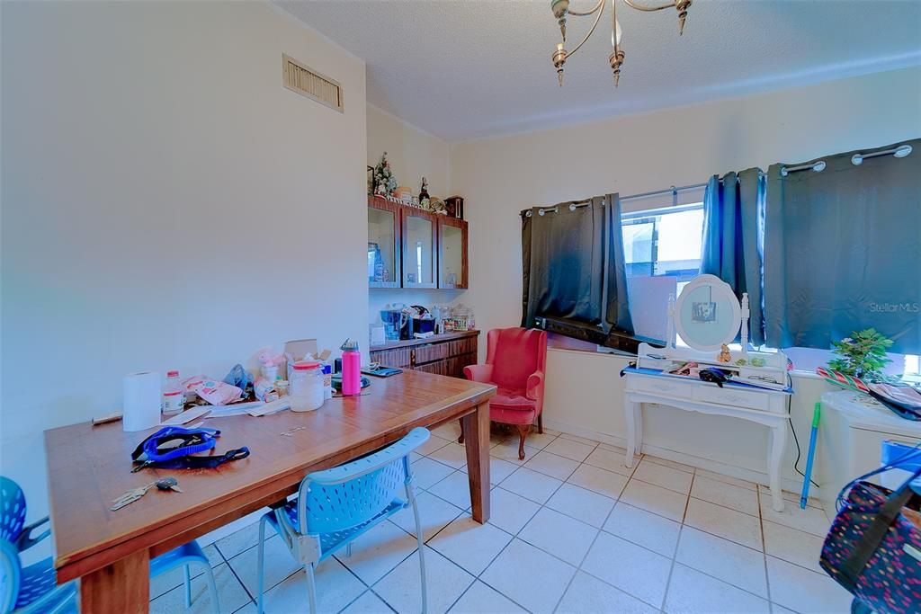 合同活跃: $350,000 (4 贝兹, 3 浴室, 2004 平方英尺)