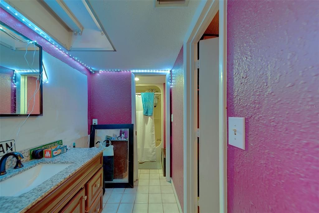 合同活跃: $350,000 (4 贝兹, 3 浴室, 2004 平方英尺)