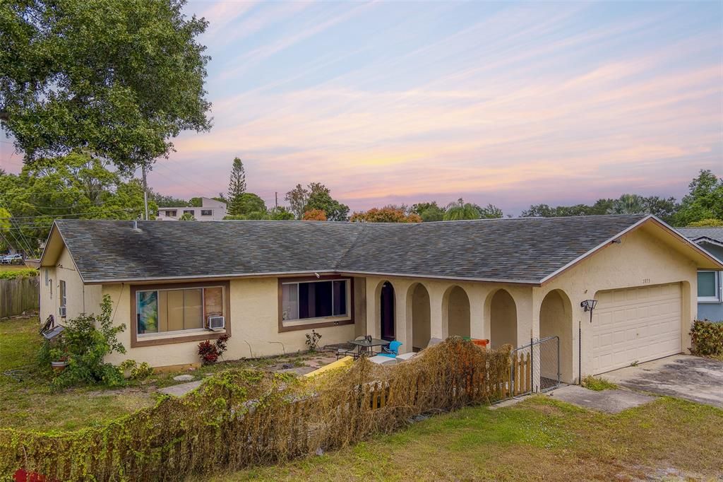 合同活跃: $350,000 (4 贝兹, 3 浴室, 2004 平方英尺)