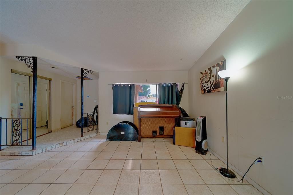 合同活跃: $350,000 (4 贝兹, 3 浴室, 2004 平方英尺)