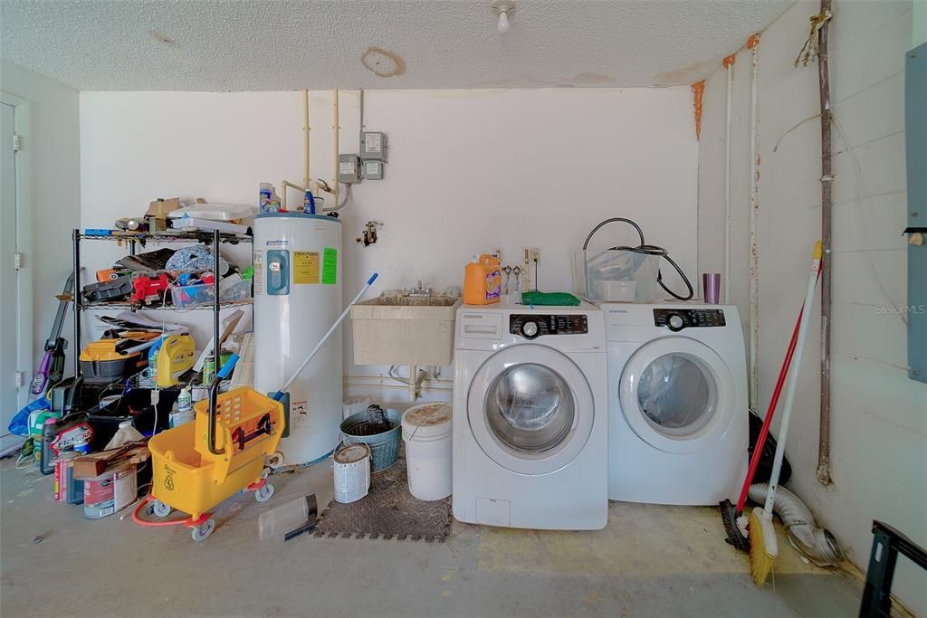 合同活跃: $350,000 (4 贝兹, 3 浴室, 2004 平方英尺)