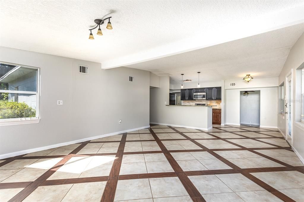 Под контрактом: $365,000 (3 спален, 1 ванн, 1511 Квадратных фут)