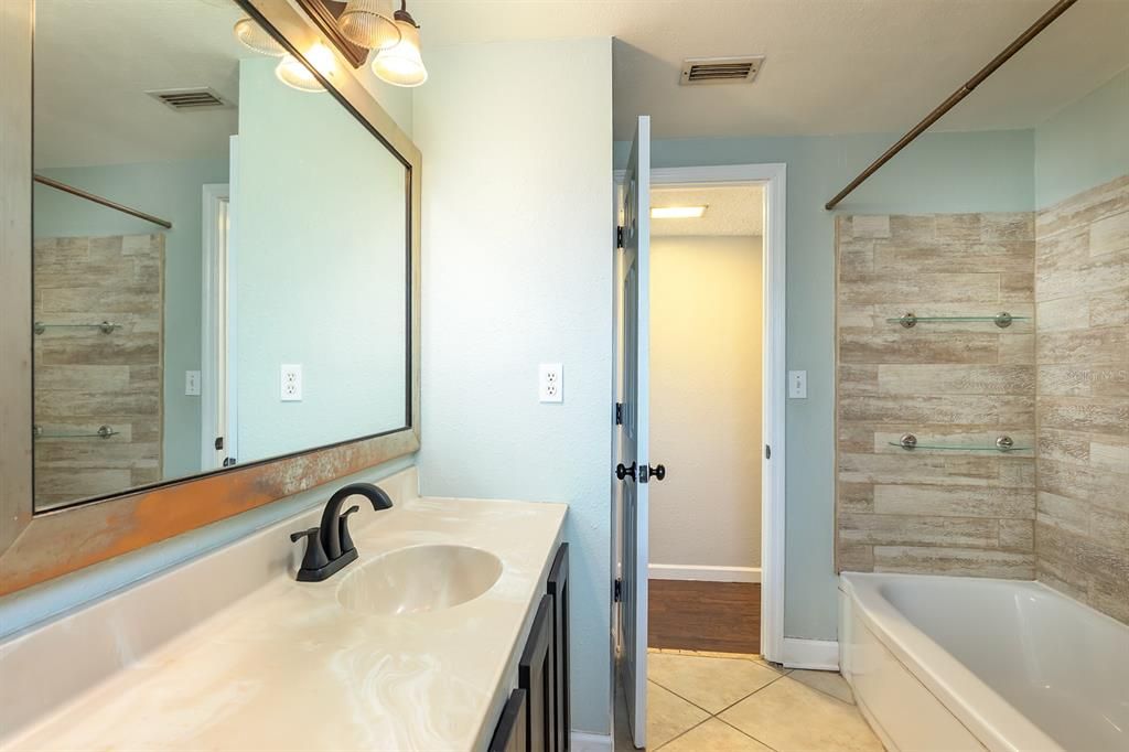 Под контрактом: $365,000 (3 спален, 1 ванн, 1511 Квадратных фут)