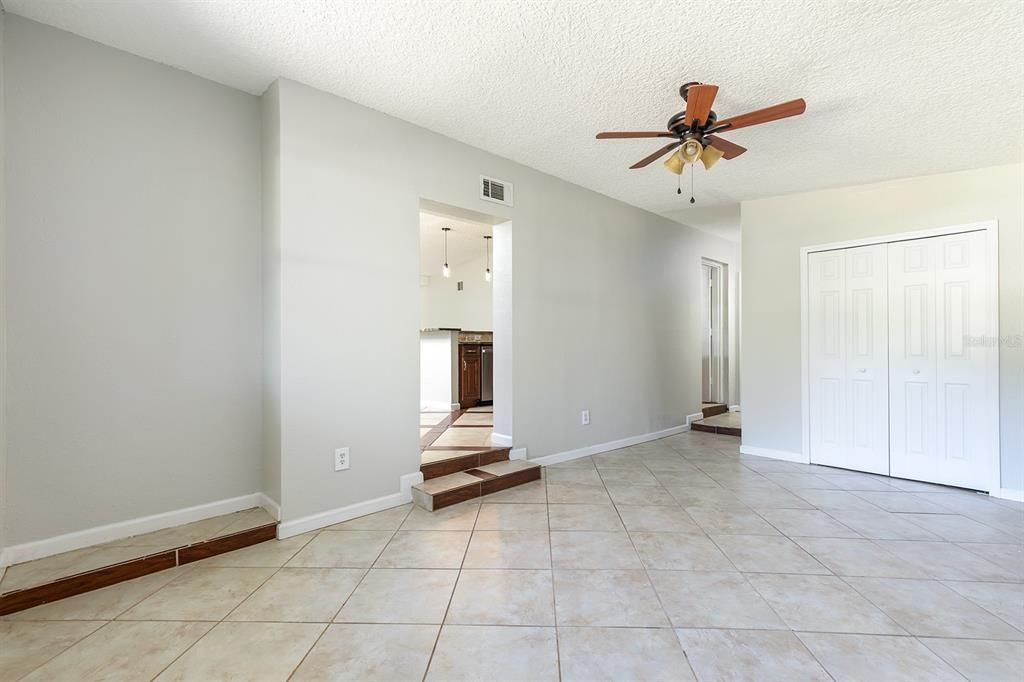 Под контрактом: $365,000 (3 спален, 1 ванн, 1511 Квадратных фут)