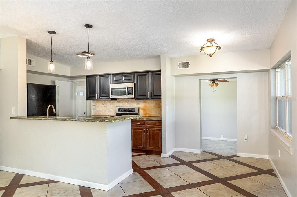 Под контрактом: $365,000 (3 спален, 1 ванн, 1511 Квадратных фут)