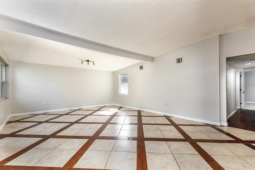 Под контрактом: $365,000 (3 спален, 1 ванн, 1511 Квадратных фут)