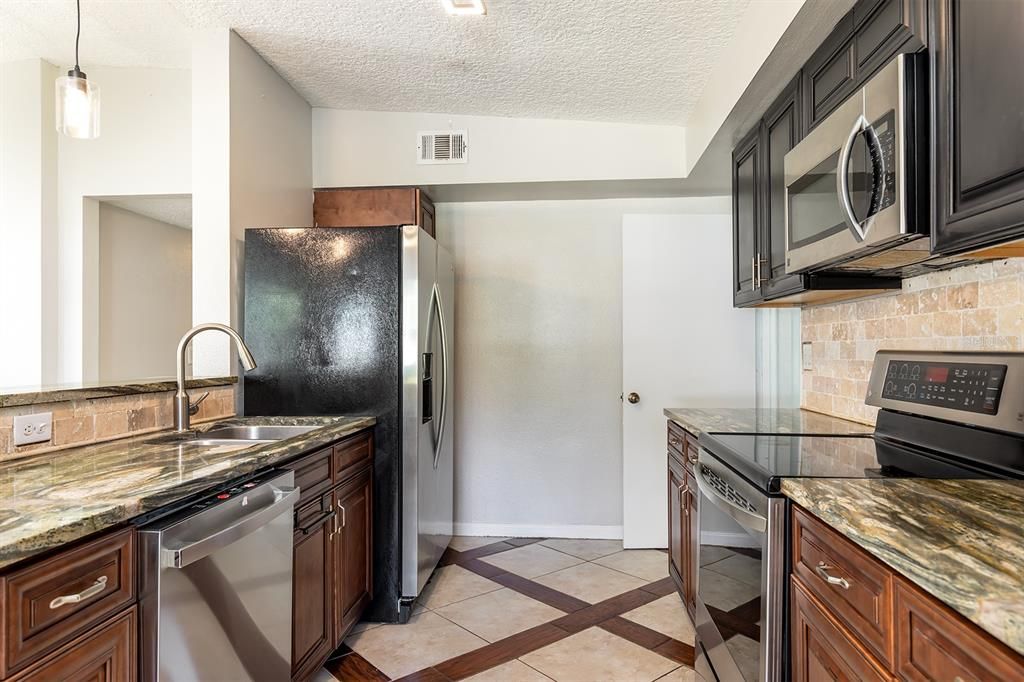 Под контрактом: $365,000 (3 спален, 1 ванн, 1511 Квадратных фут)