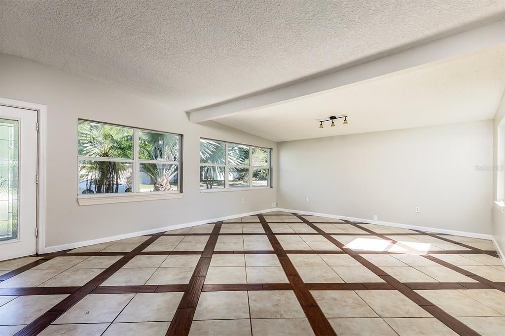 Под контрактом: $365,000 (3 спален, 1 ванн, 1511 Квадратных фут)