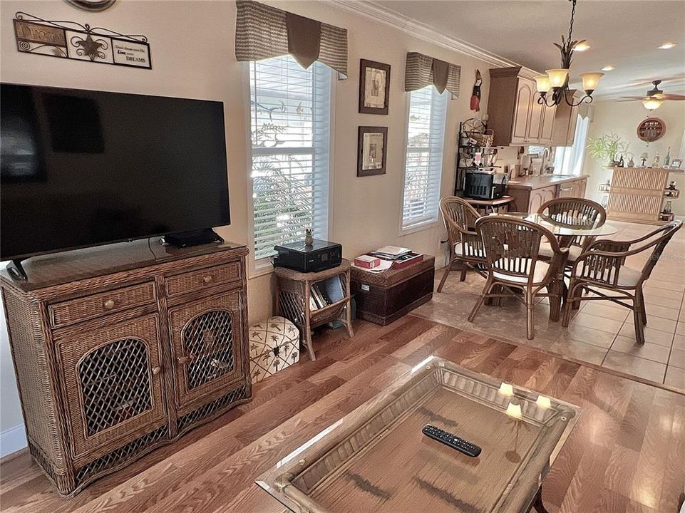 For Sale: $239,988 (2 beds, 2 baths, 960 Square Feet)