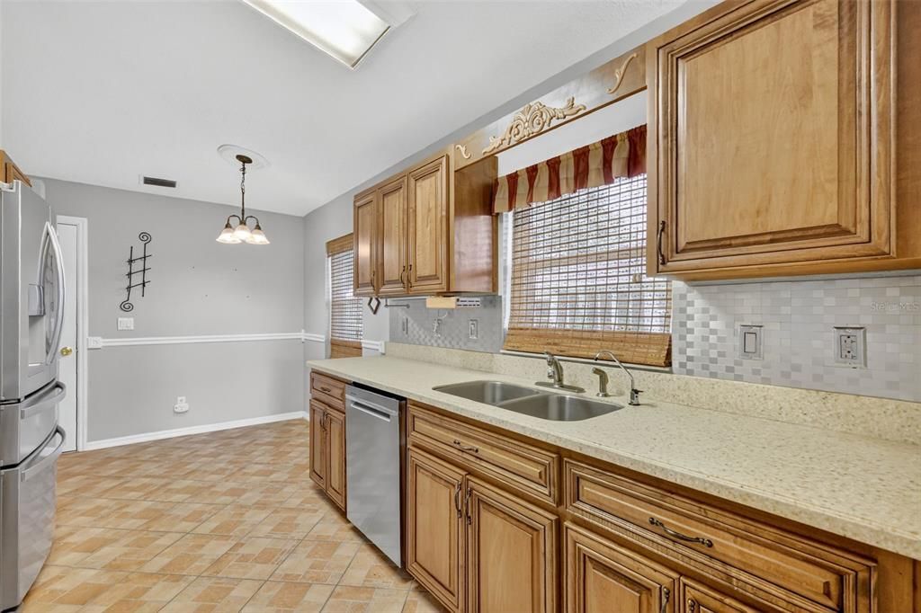 На продажу: $264,900 (2 спален, 2 ванн, 1447 Квадратных фут)