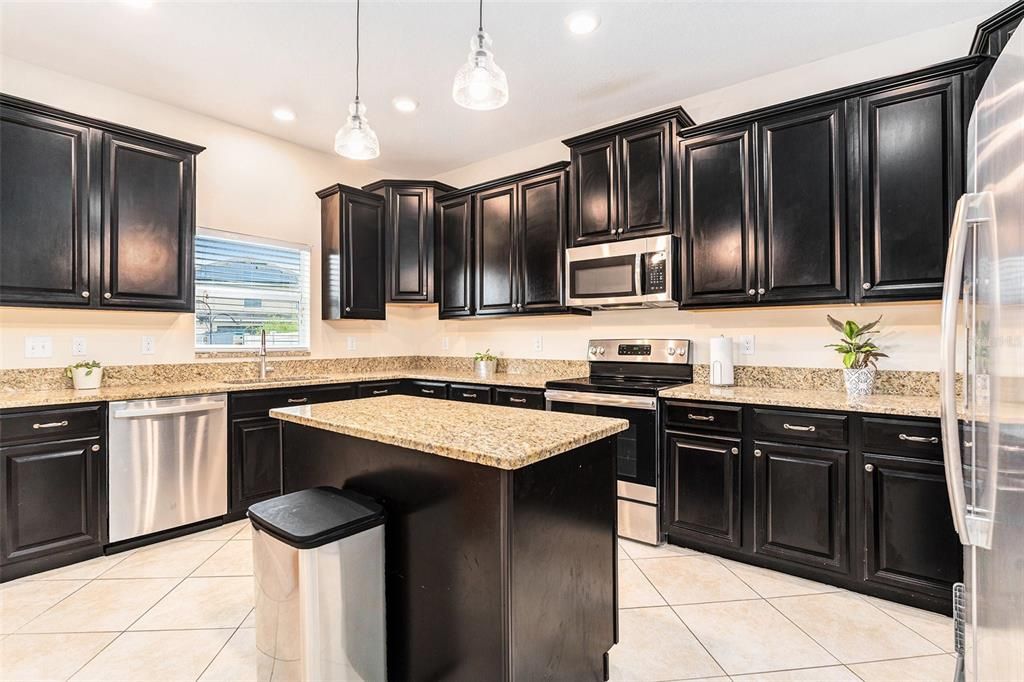 待售: $380,000 (4 贝兹, 2 浴室, 2500 平方英尺)