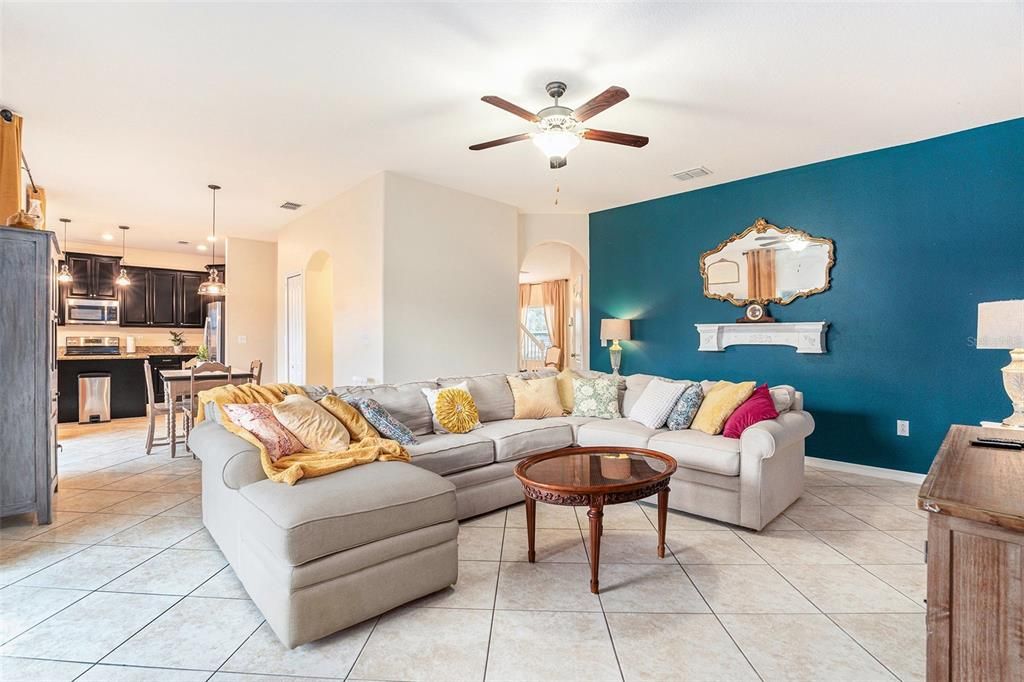 待售: $380,000 (4 贝兹, 2 浴室, 2500 平方英尺)