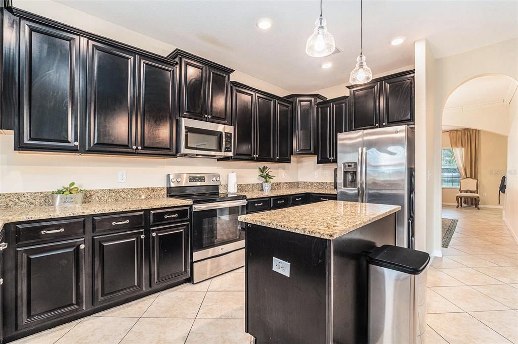 待售: $380,000 (4 贝兹, 2 浴室, 2500 平方英尺)