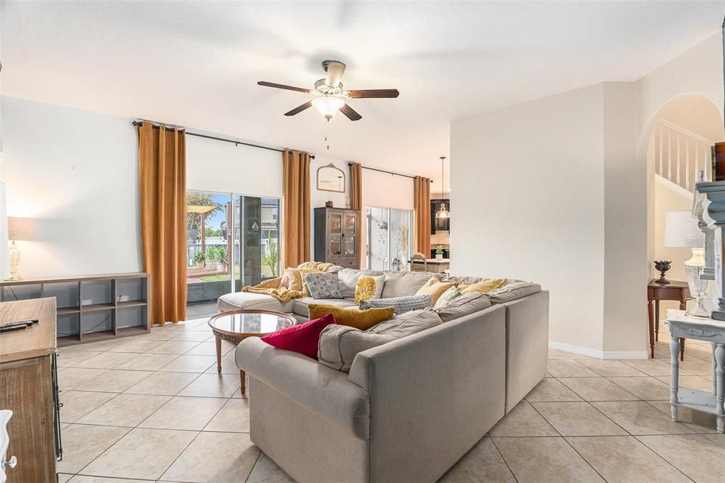 待售: $380,000 (4 贝兹, 2 浴室, 2500 平方英尺)