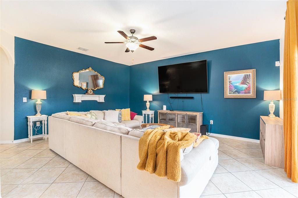 待售: $380,000 (4 贝兹, 2 浴室, 2500 平方英尺)