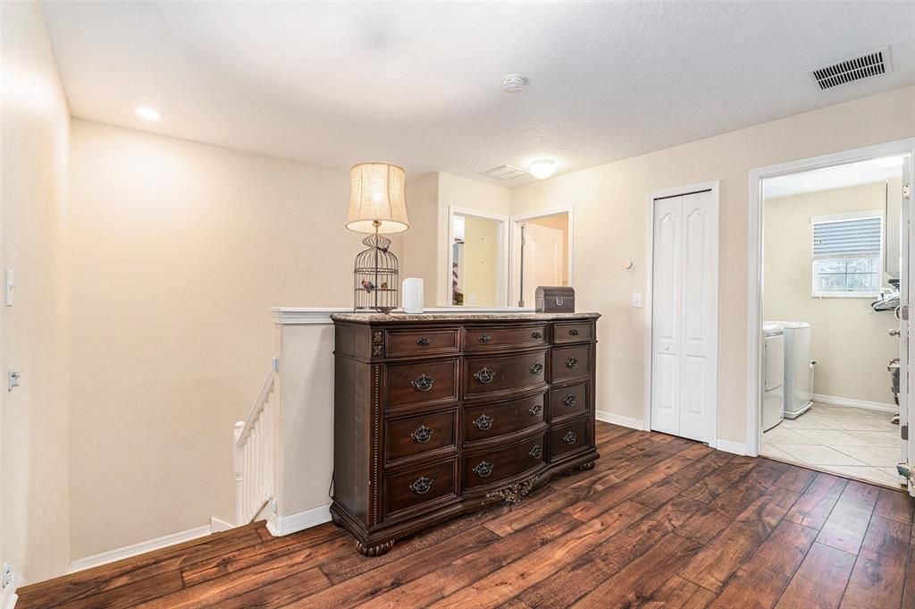 待售: $380,000 (4 贝兹, 2 浴室, 2500 平方英尺)