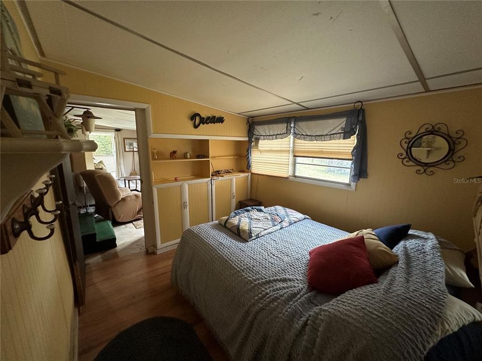 For Sale: $150,000 (1 beds, 1 baths, 882 Square Feet)