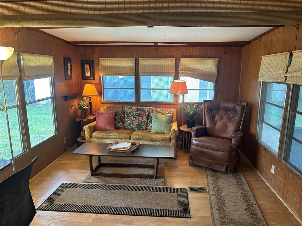 For Sale: $150,000 (1 beds, 1 baths, 882 Square Feet)