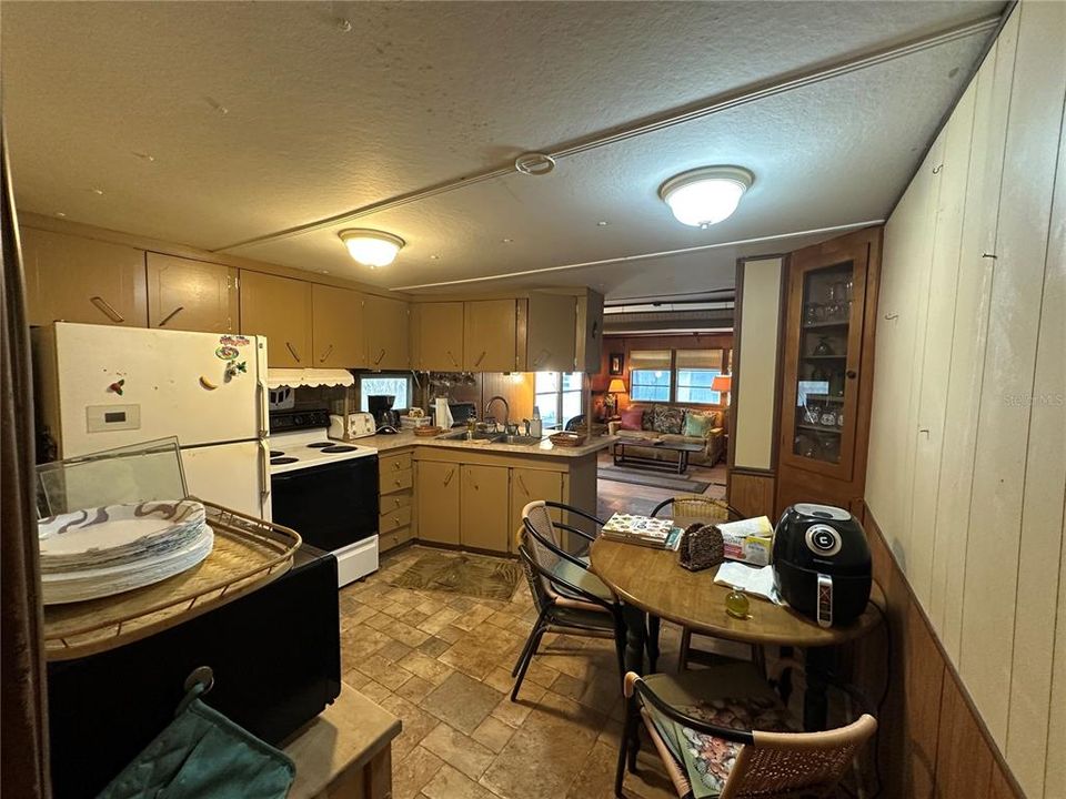 For Sale: $150,000 (1 beds, 1 baths, 882 Square Feet)