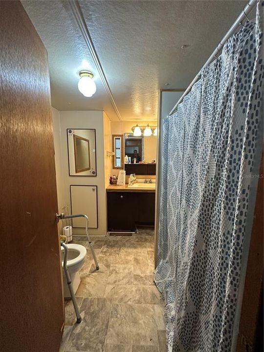 For Sale: $150,000 (1 beds, 1 baths, 882 Square Feet)
