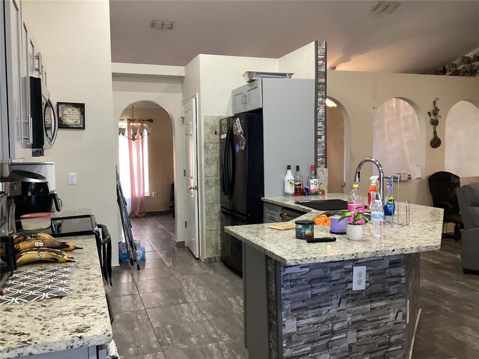 合同活跃: $1,660 (4 贝兹, 2 浴室, 1788 平方英尺)