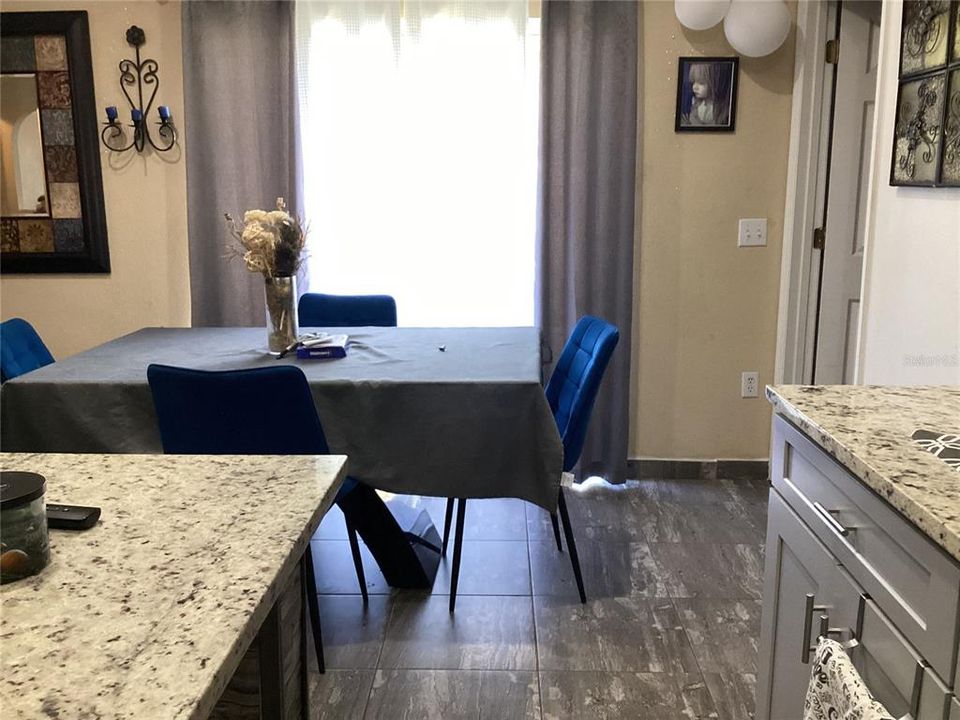 合同活跃: $1,660 (4 贝兹, 2 浴室, 1788 平方英尺)