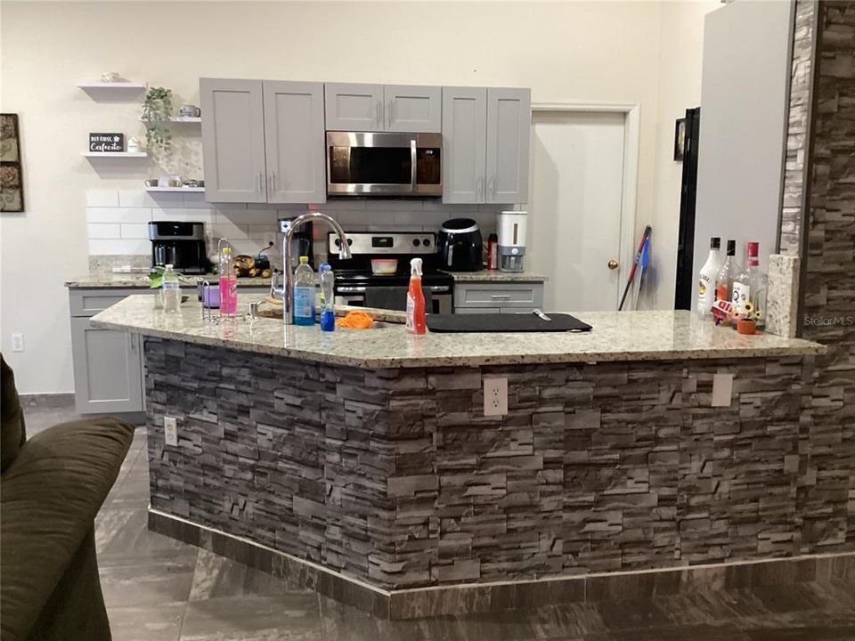 合同活跃: $1,660 (4 贝兹, 2 浴室, 1788 平方英尺)