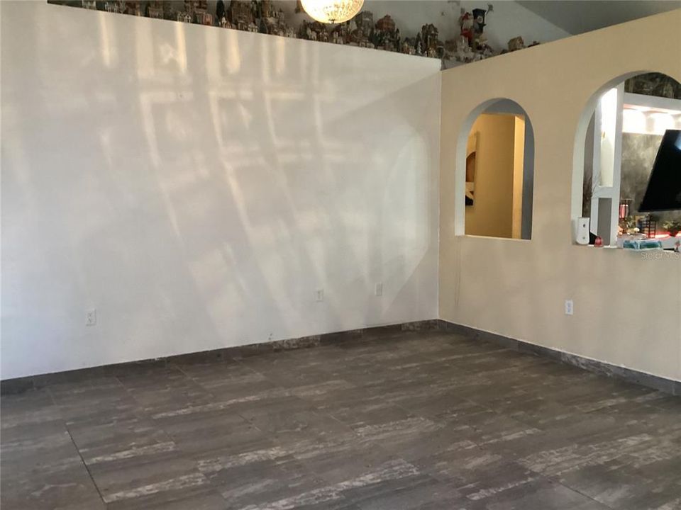 合同活跃: $1,660 (4 贝兹, 2 浴室, 1788 平方英尺)