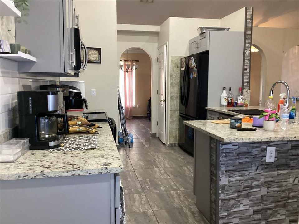 合同活跃: $1,660 (4 贝兹, 2 浴室, 1788 平方英尺)