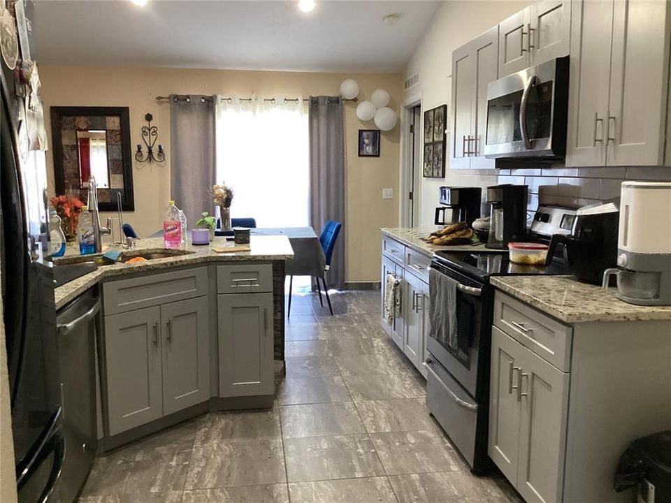 合同活跃: $1,660 (4 贝兹, 2 浴室, 1788 平方英尺)