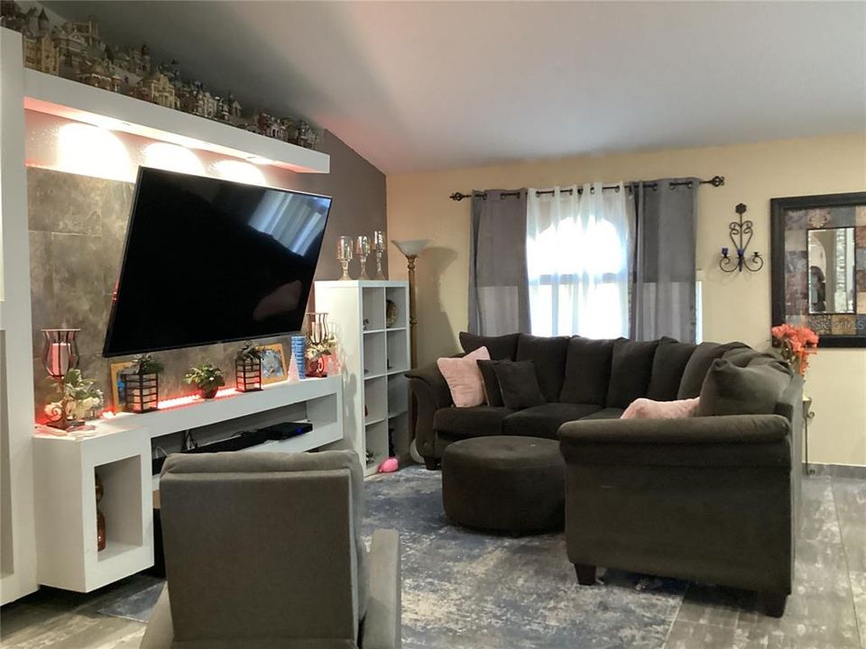 合同活跃: $1,660 (4 贝兹, 2 浴室, 1788 平方英尺)