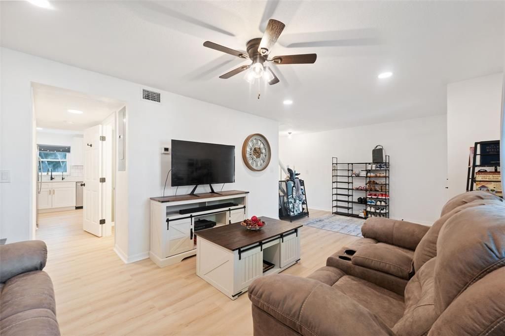For Sale: $330,000 (2 beds, 1 baths, 1522 Square Feet)