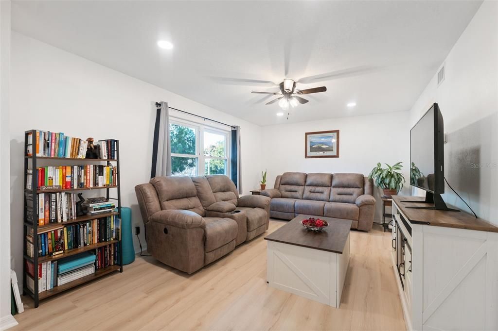 For Sale: $330,000 (2 beds, 1 baths, 1522 Square Feet)